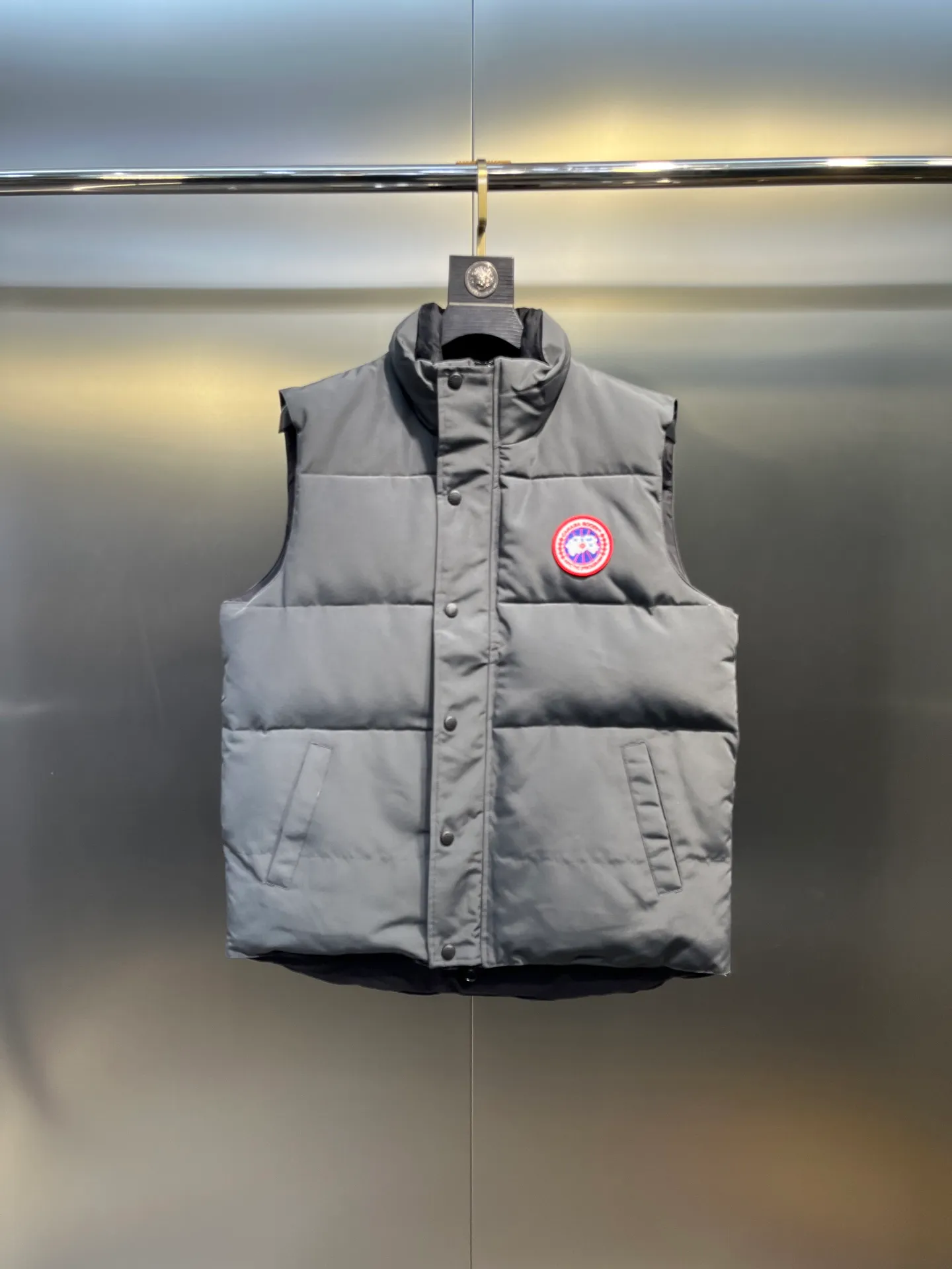 P380 🇨🇦Canada Goose""🇨🇦🌟 Garson down vest has always been recognized as the warmest down jacket. Various Instagram celebrities, Internet celebrities, and celebrities often wear it for street photos. I make Canada Goose every year, but I still can't get rid of my love for it. No matter how cold the days are, there is no need to be afraid, because there is! Filled with 90% white duck down, it is the legendary warmest down jacket and is known as a must-have for Arctic outdoor sports! The most popular down jacket in the world, celebrities are rushing to buy it, it is a must-have!  Size: XS to 2XL